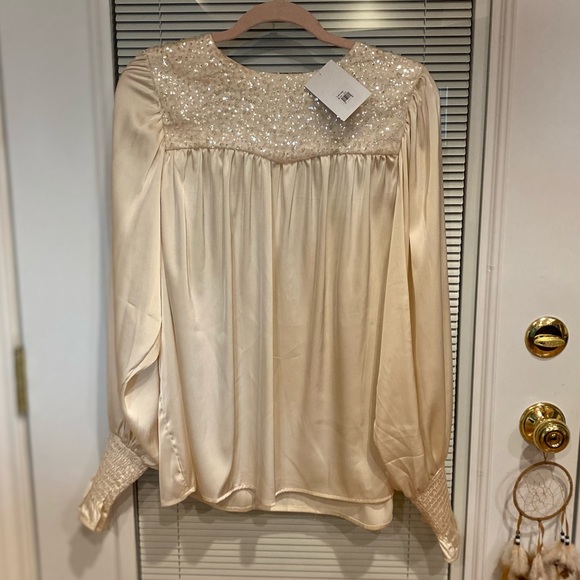 NWT VINE AND LOVE “MEET ME FOR CHAMPAGNE” BEAUTIFUL SEQUIN ACCENT TOP - Picture 2 of 2